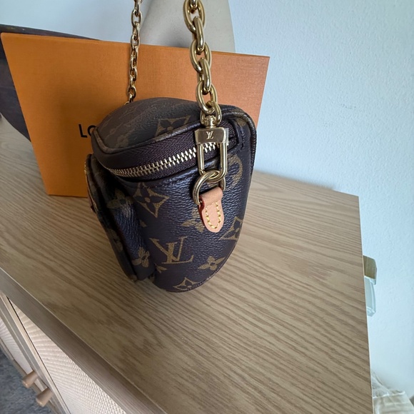 Louis Vuitton Mini Bumbag in Monogram - Picture 5 of 7